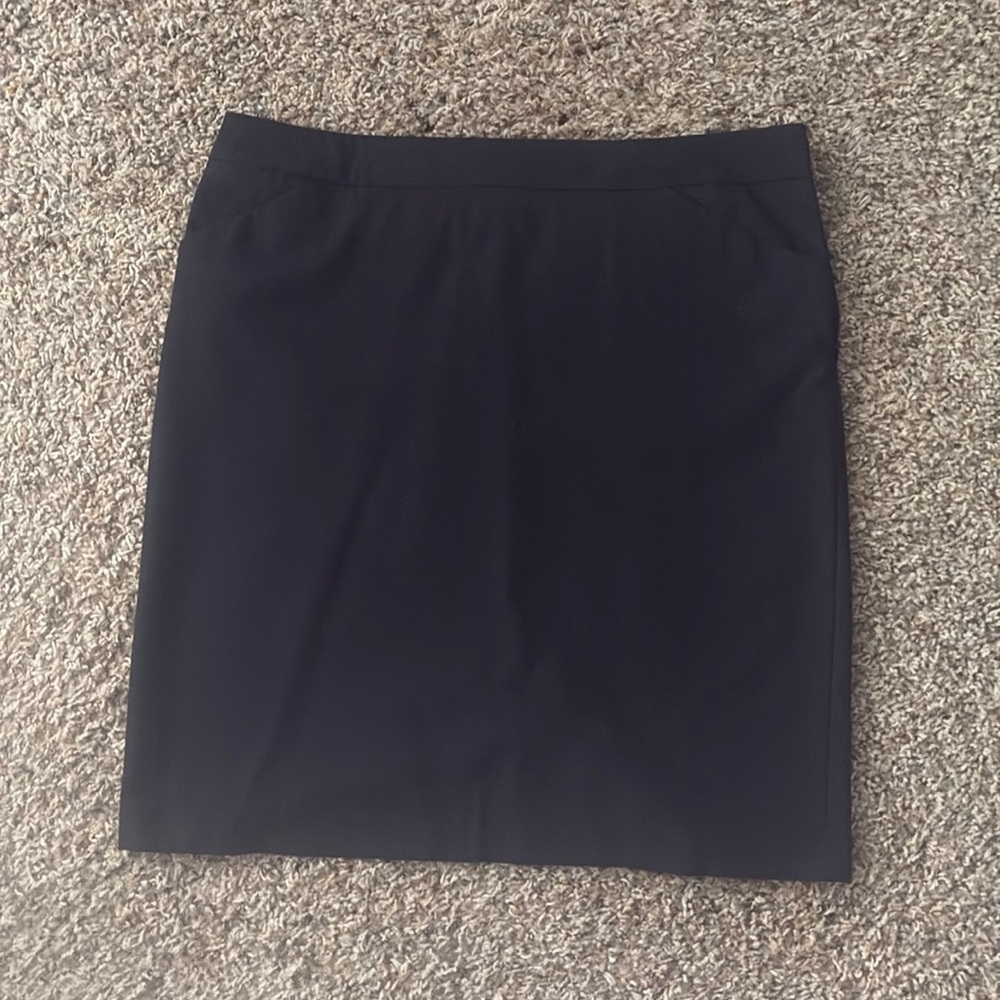 Black skirt with front pockets and side zipper size 6